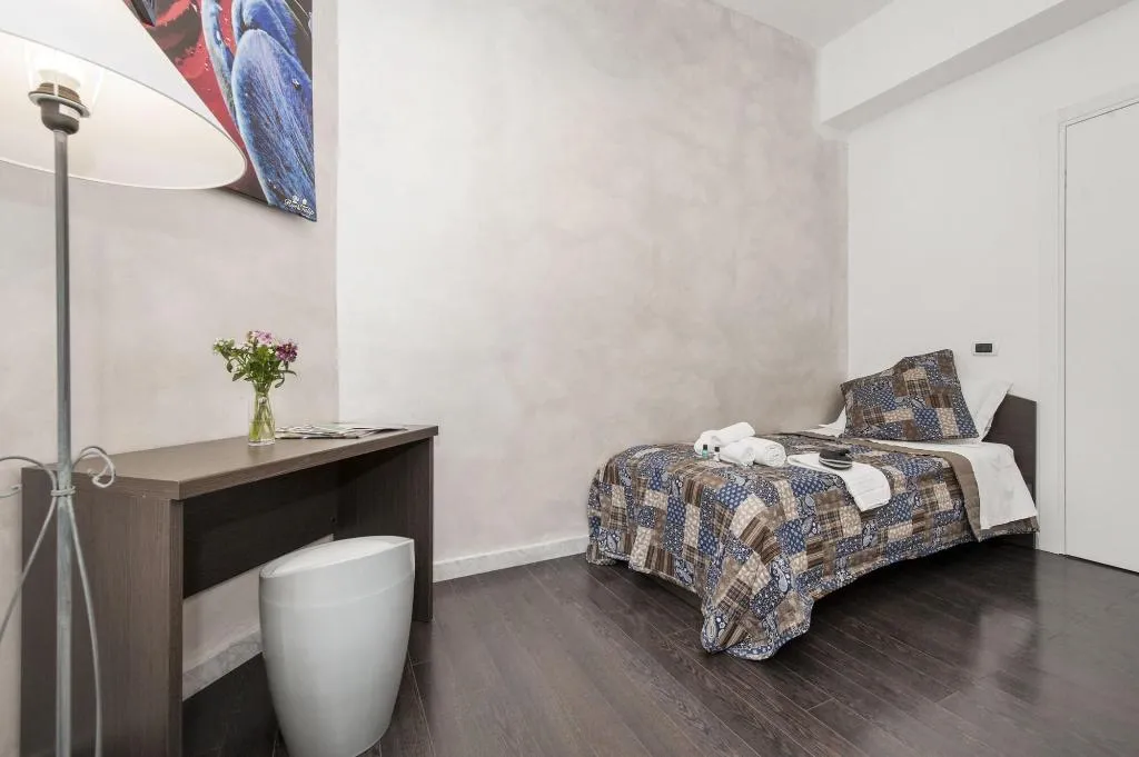 Room, Gate 40, Naples