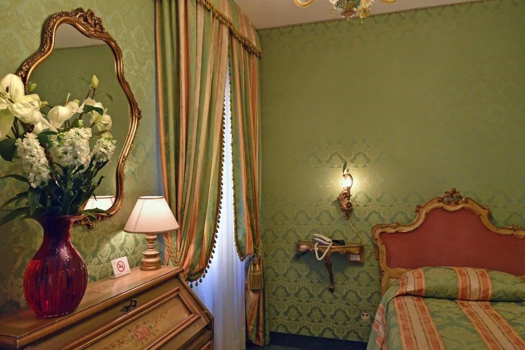 Room, Bel Sito e Berlino, Venice