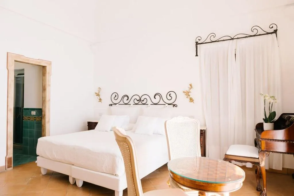 Double or Twin DELUXE KING BED Room, Villa Principe Giovanni, Naples