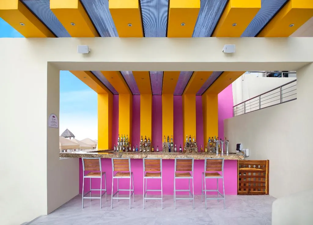 Bar, Crown Paradise Club Cancun All Inclusive, Cancun Area