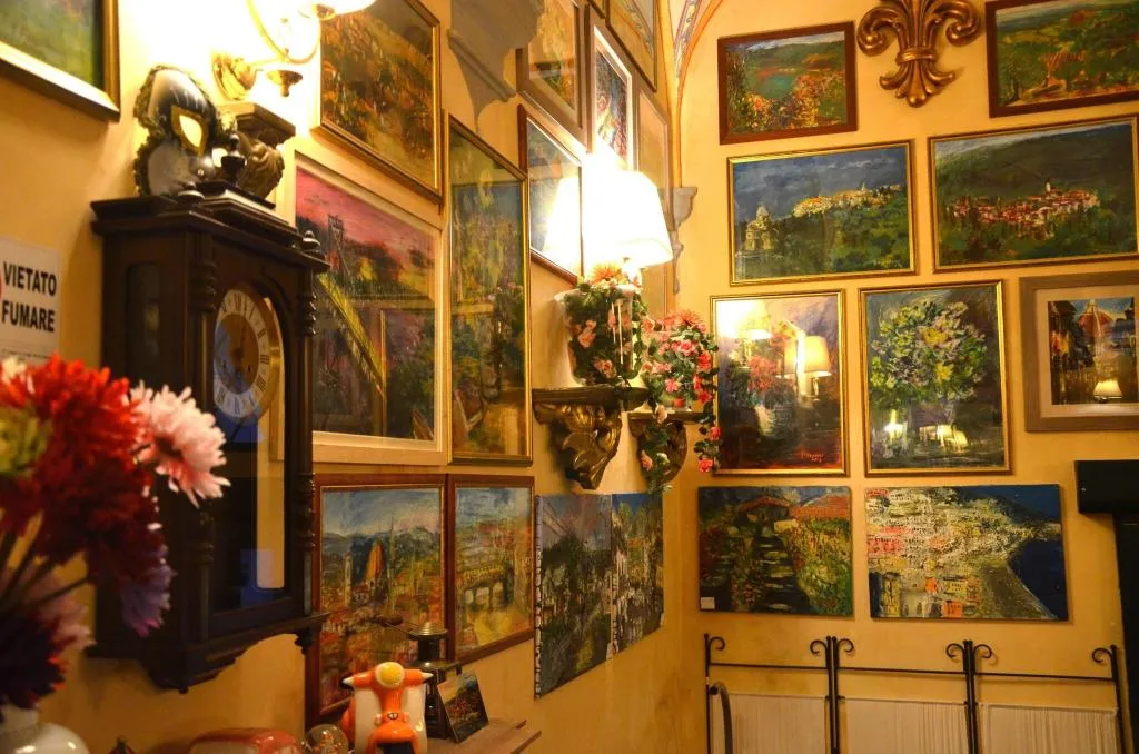 Lobby, Mia Cara, Florence