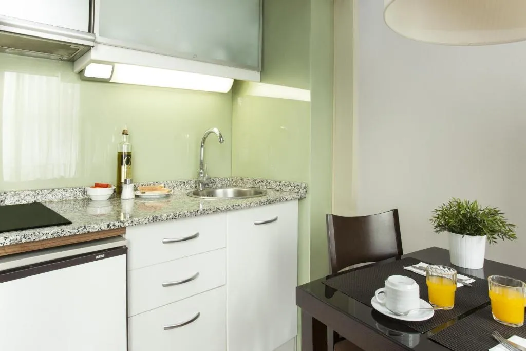 APARTMENT CAPACITY 3 ONE BEDROOM Room, Senator Barcelona Apartments, Barcelona