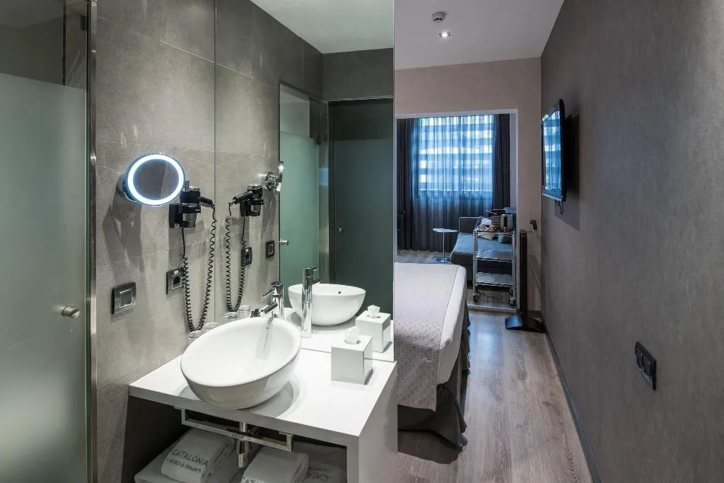 JUNIOR SUITE QUEEN SIZE BED Room, Catalonia Gran Via BCN, Barcelona