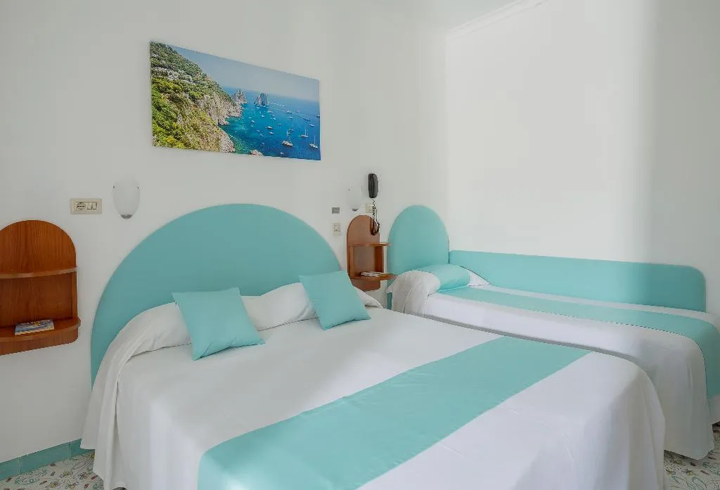 TRIPLE ONE BEDROOM ONE BATHROOM Room, Carmencita, Naples