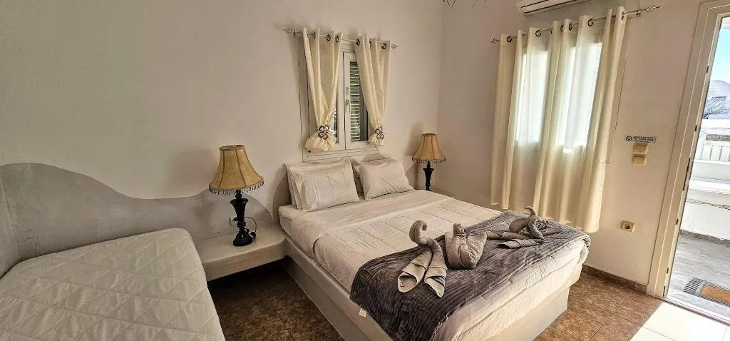 Room, Pleasure Beachside Studios, Santorini