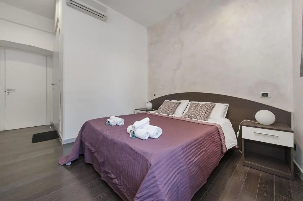 Room, Gate 40, Naples