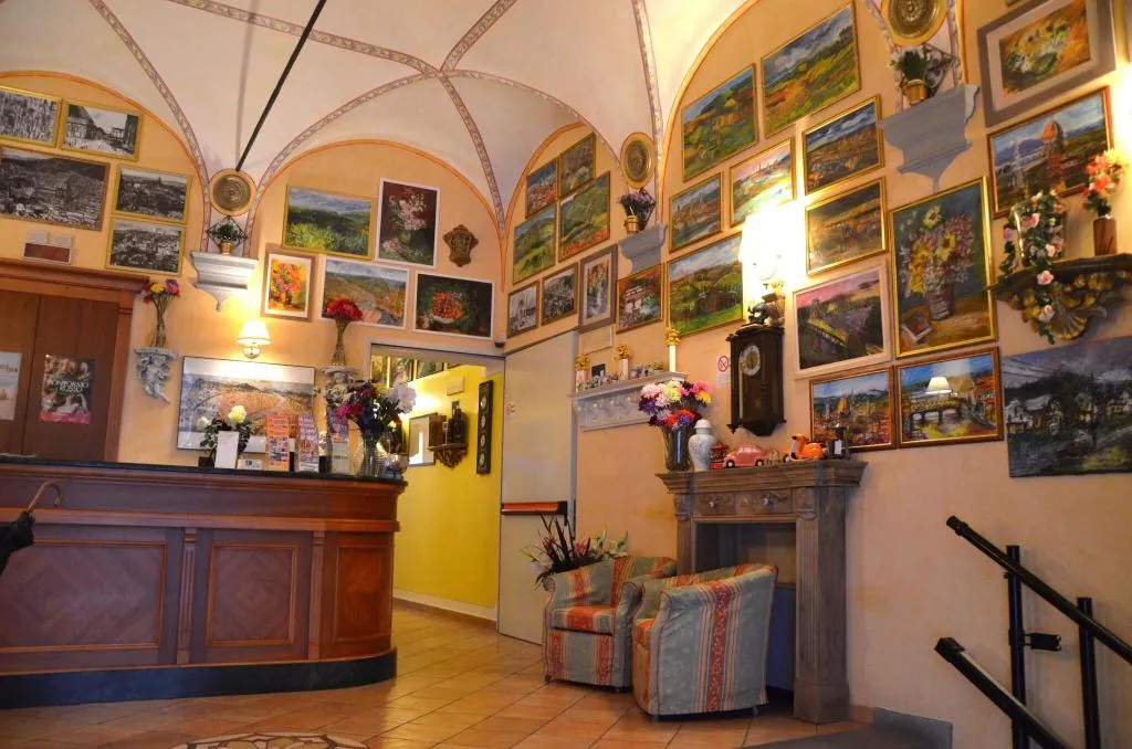 Lobby, Mia Cara, Florence
