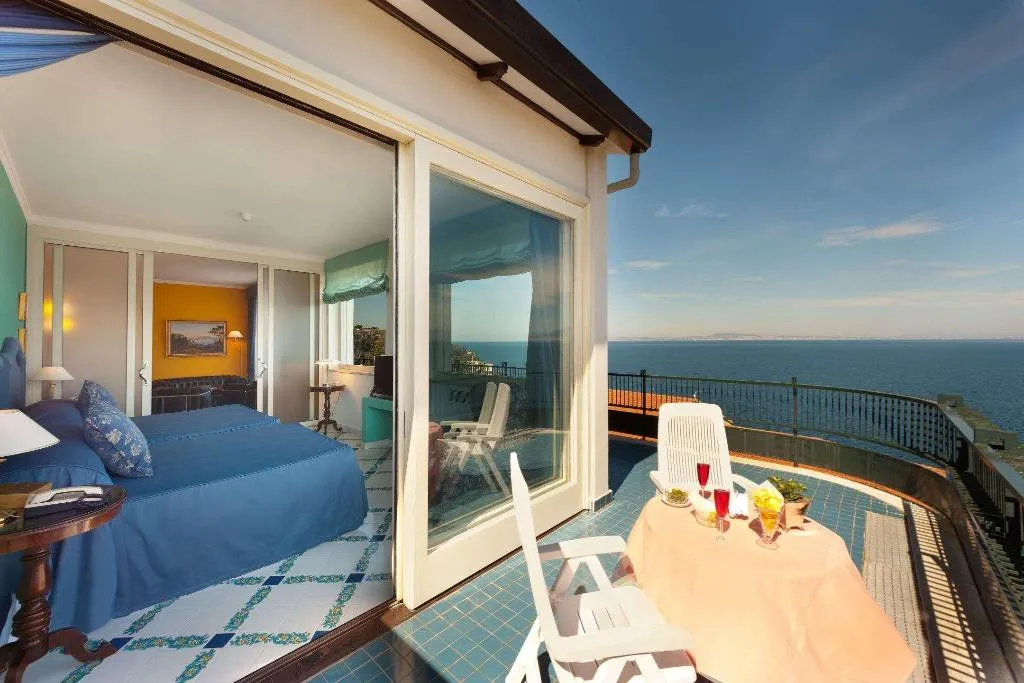 Room, Continental, Naples
