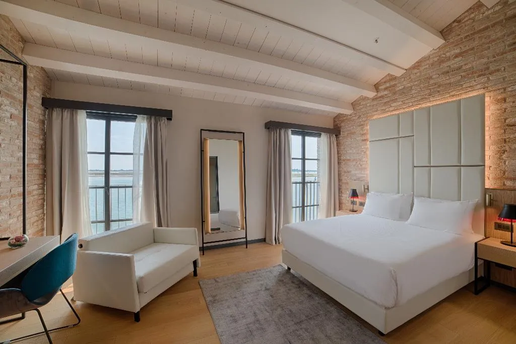 JUNIOR SUITE WITH VIEWS Room, NH Collection Venezia Murano Villa, Venice