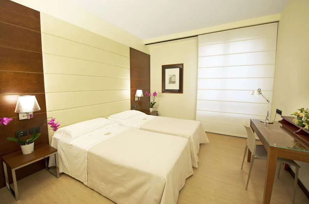Room, D'Este, Milan