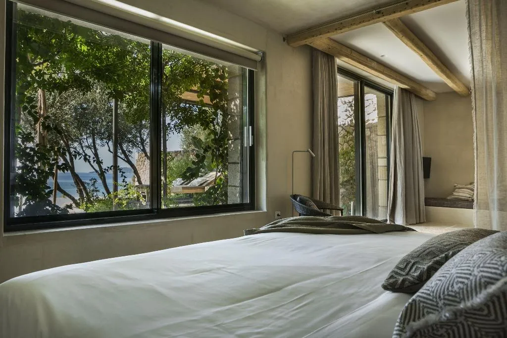 Room, F Zeen, Kefallinia