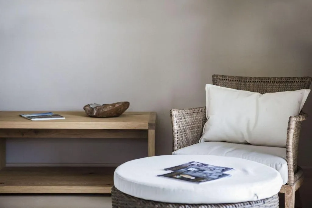 Room, F Zeen, Kefallinia