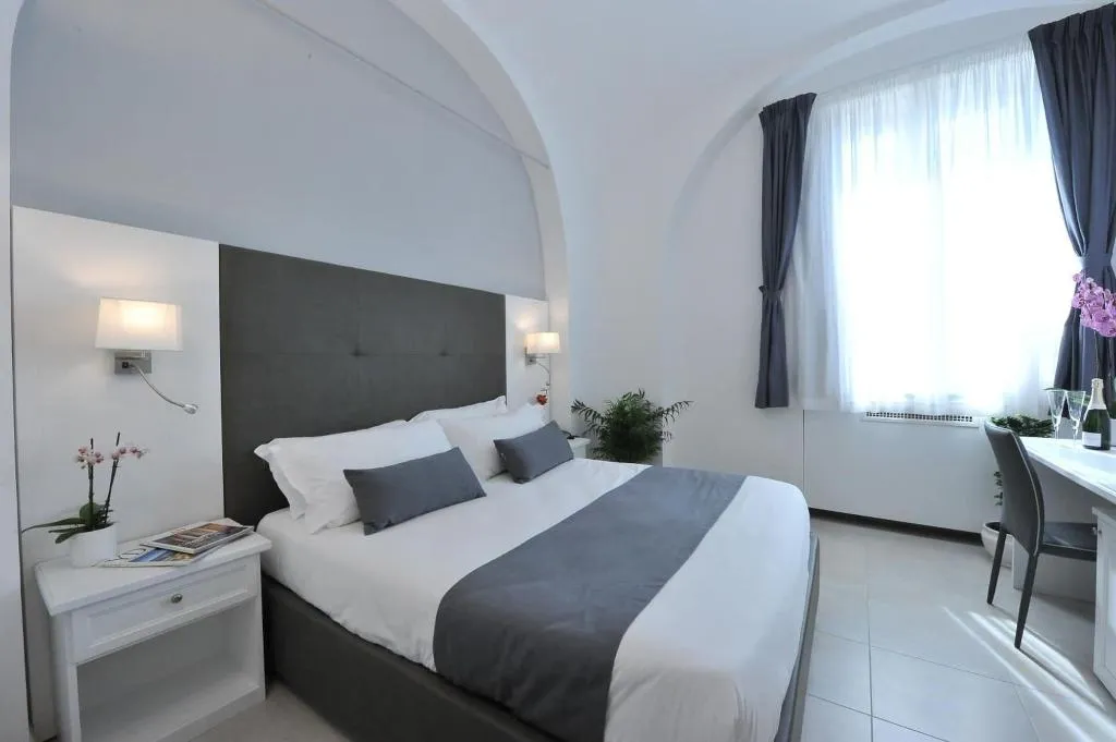 Room, SorrentoBay, Naples