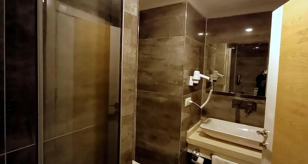Room, Un Amor Hotel, Dalaman