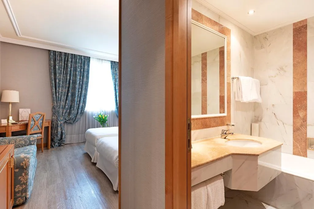 TWIN SUPERIOR Room, Royal Garden Hotel, Milan