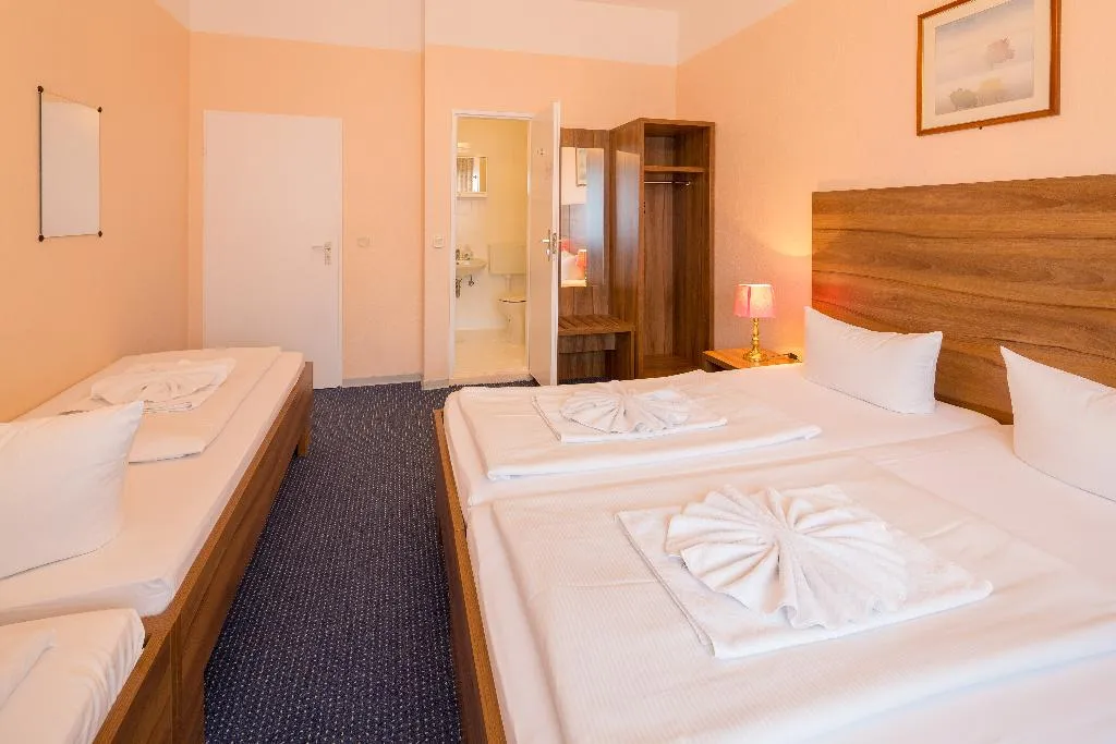 QUADRUPLE FOUR BEDROOMS Room, Alper Hotel Am Potsdamer Platz, Berlin