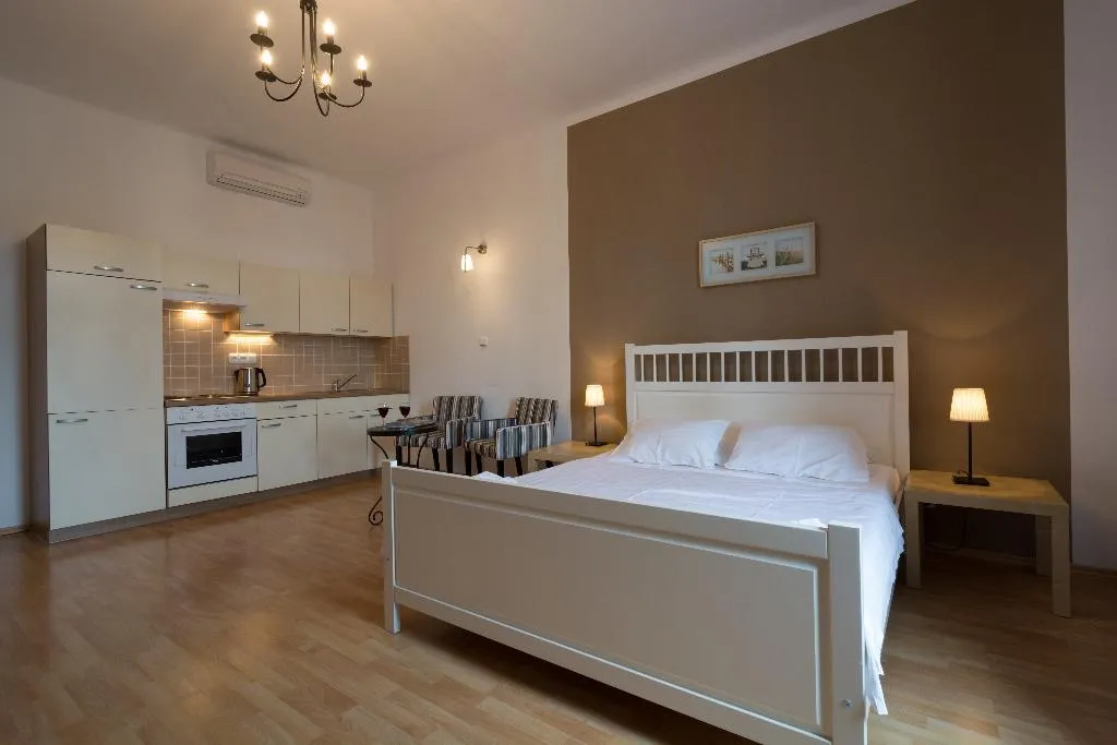 STUDIO WITH BALCONY Room, Royal Road Residence, Prague