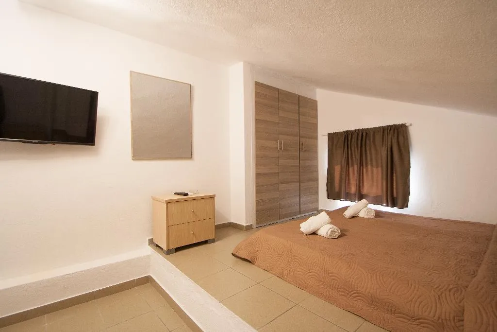 Room CAPACITY 6 Room, Pension Avocado, Skiathos
