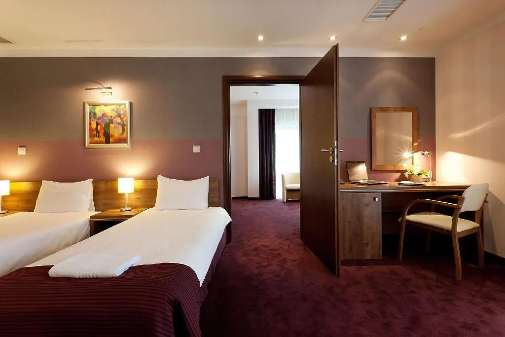 FAMILY ROOM WITH DOUBLE BED Room, Hotel Swing, Krakow