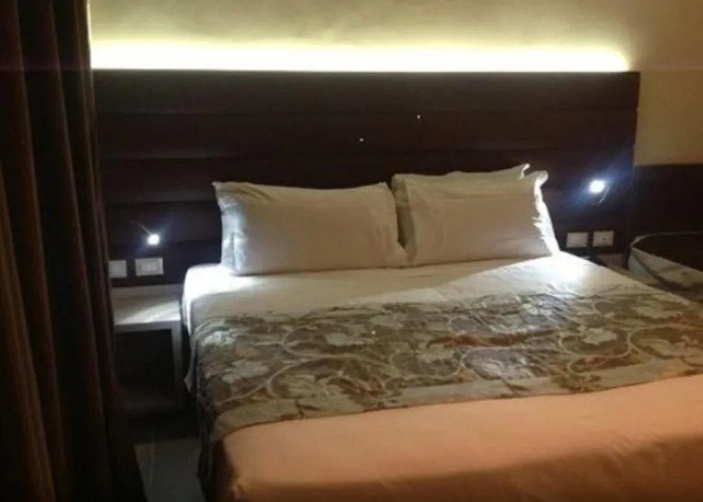 TWIN SUPERIOR Room, California, Rome