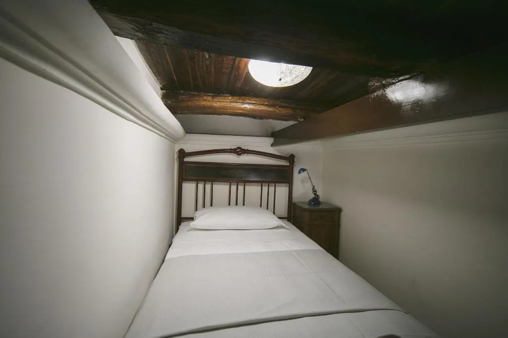 Room, Area Angioina Suites, Naples