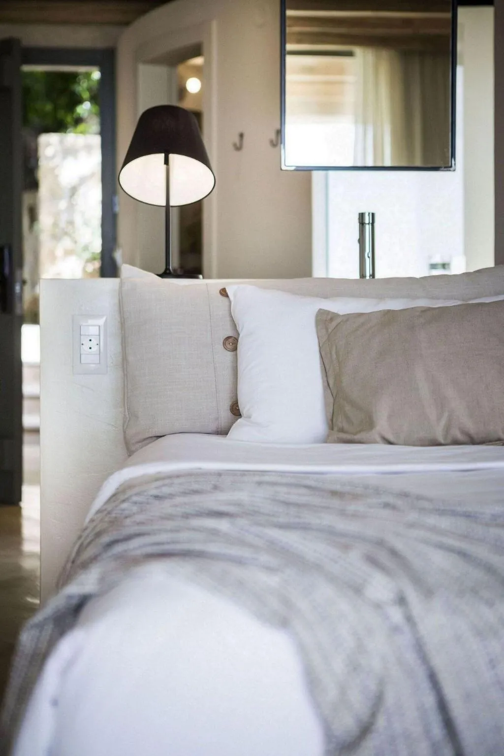 Room, F Zeen, Kefallinia