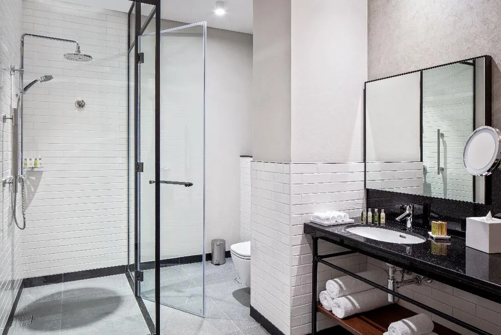 DOUBLE GUEST ROOM KING BED Room, DoubleTree by Hilton Dubai M Square, Dubai
