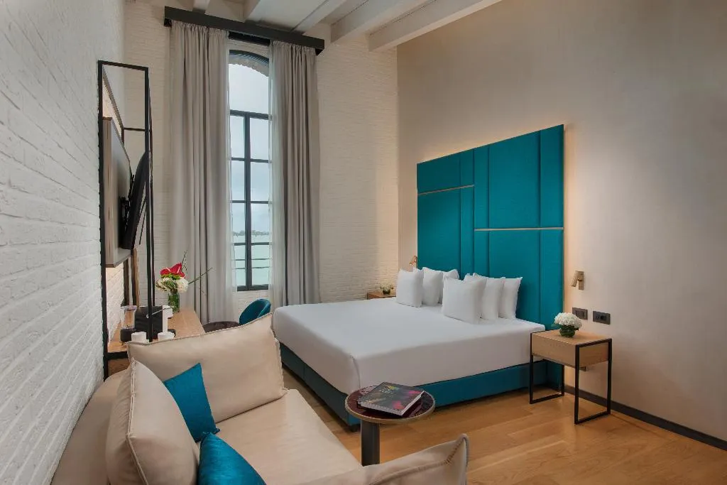 JUNIOR SUITE WITH VIEWS Room, NH Collection Venezia Murano Villa, Venice
