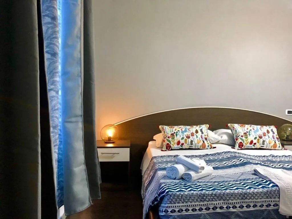 Room, Gate 40, Naples