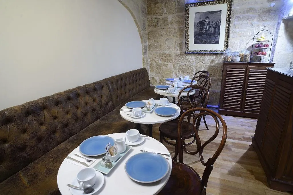 Restaurant, The Burrow Guest House, Malta