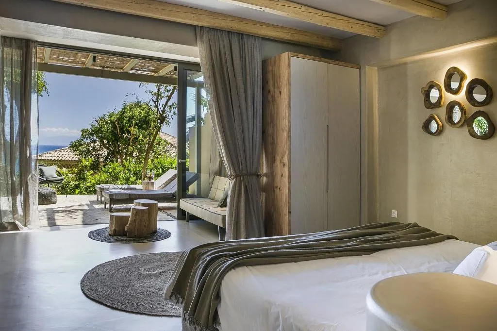 Room, F Zeen, Kefallinia