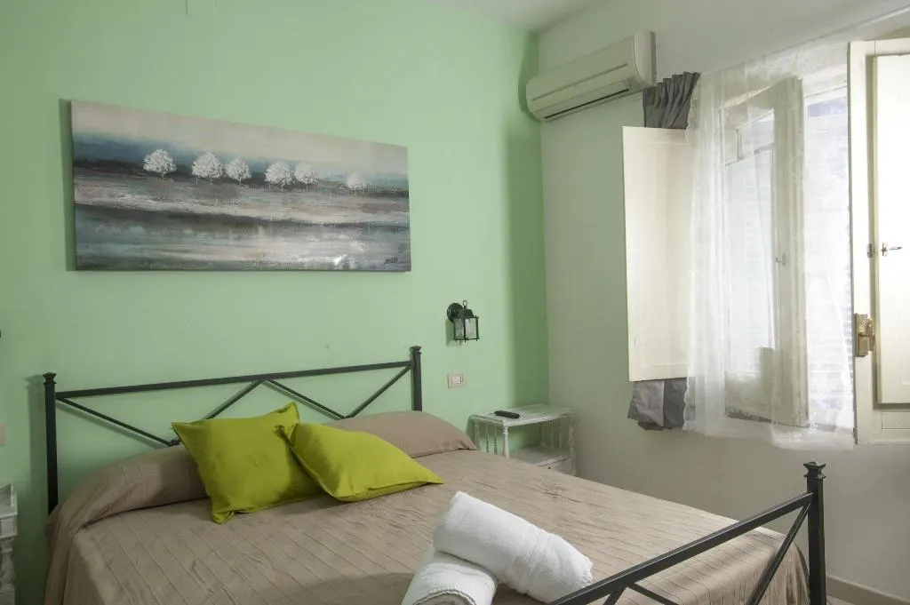Room, City Pompei Accommodations, Naples