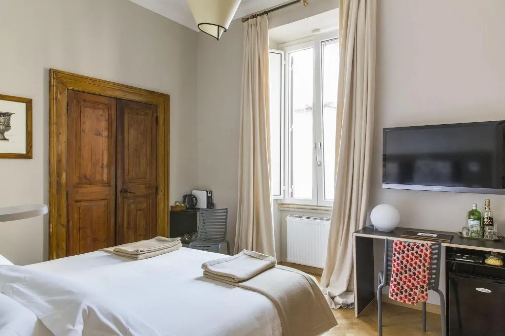 Room, Mynavona, Rome