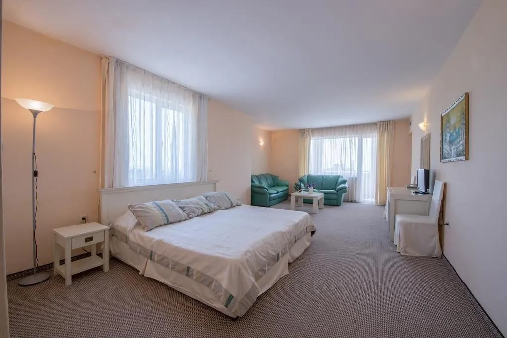 Room, Alekta, Varna