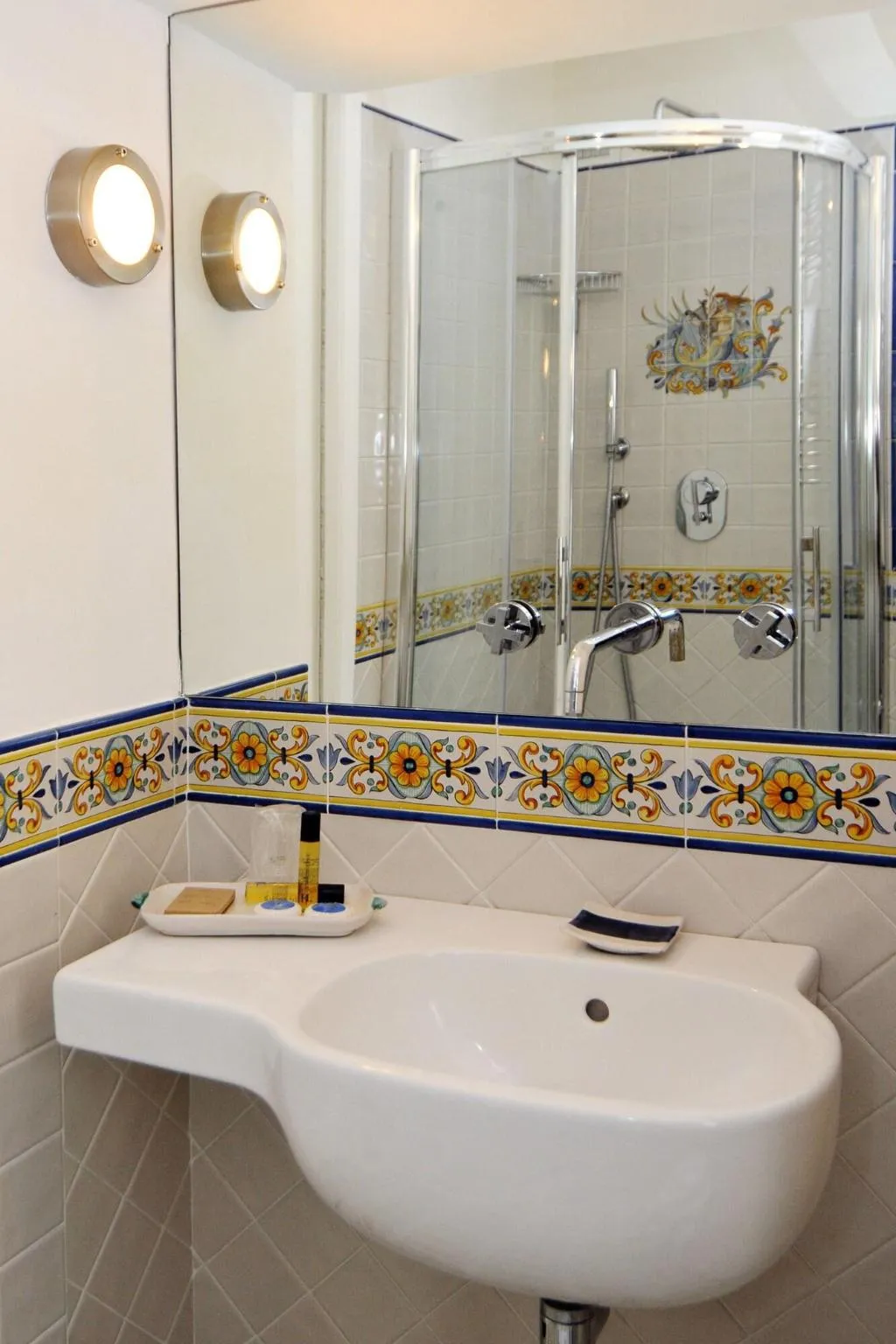 DOUBLE QUEEN SIZE BED Room, Residenza Luce, Naples