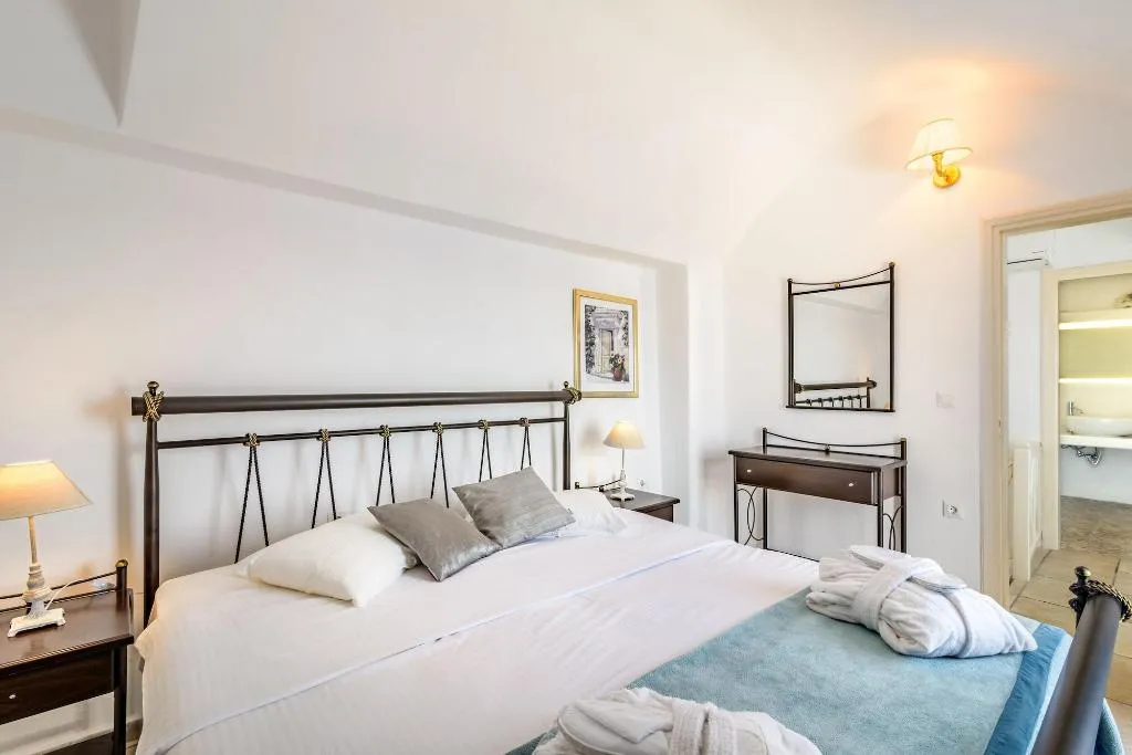 Room, Golden Grey Goose, Santorini