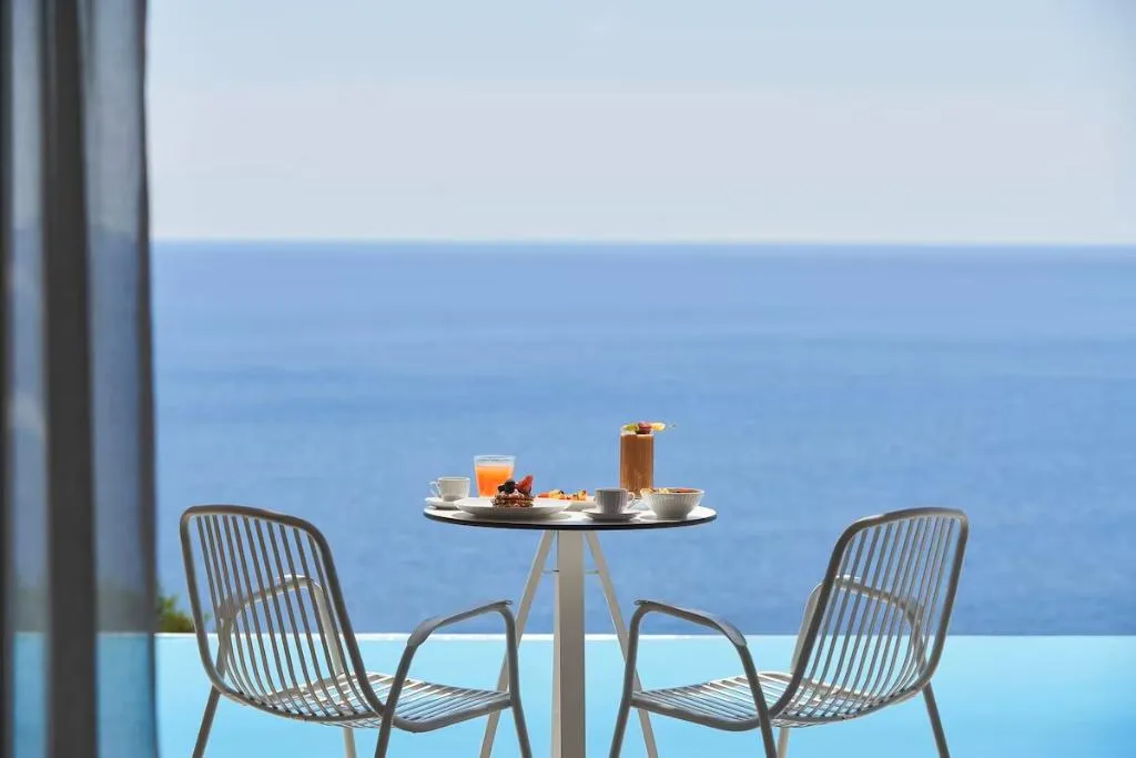 JUNIOR SUITE SEA VIEW WITH PRIVATE POOL Room, Radisson Blu Euphoria Resort, Mykonos