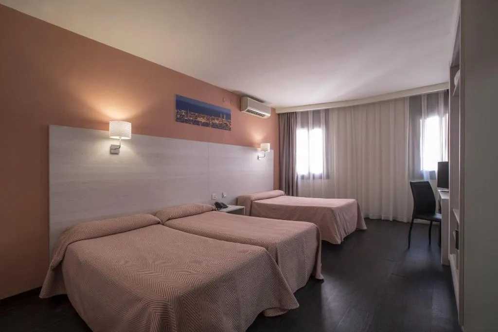 Room, Cuatro Naciones, Barcelona