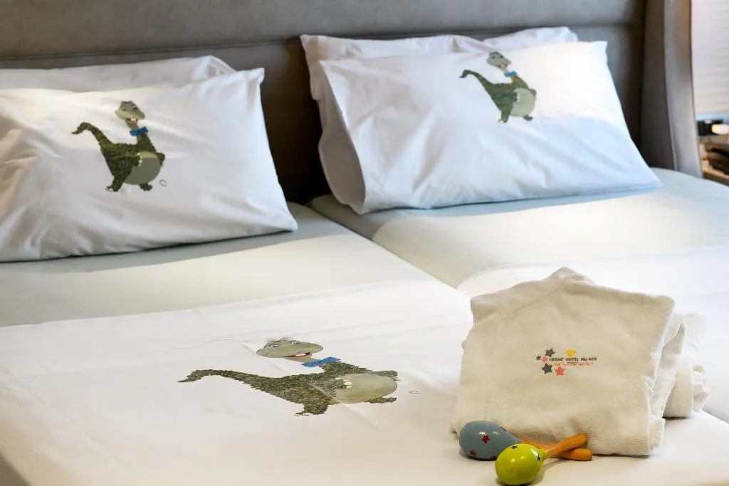 FAMILY ROOM DELUXE Room, Grand Hotel Palace Thessaloniki, Halkidiki