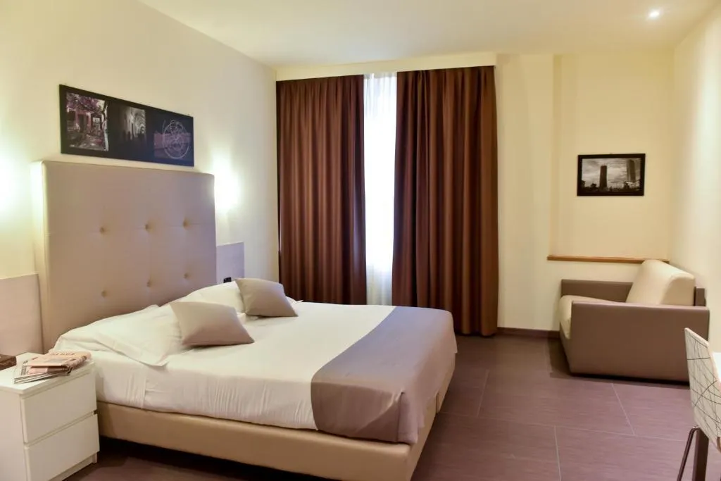 TRIPLE CLASSIC Room, Duomo Hotel & Apartments, Milan