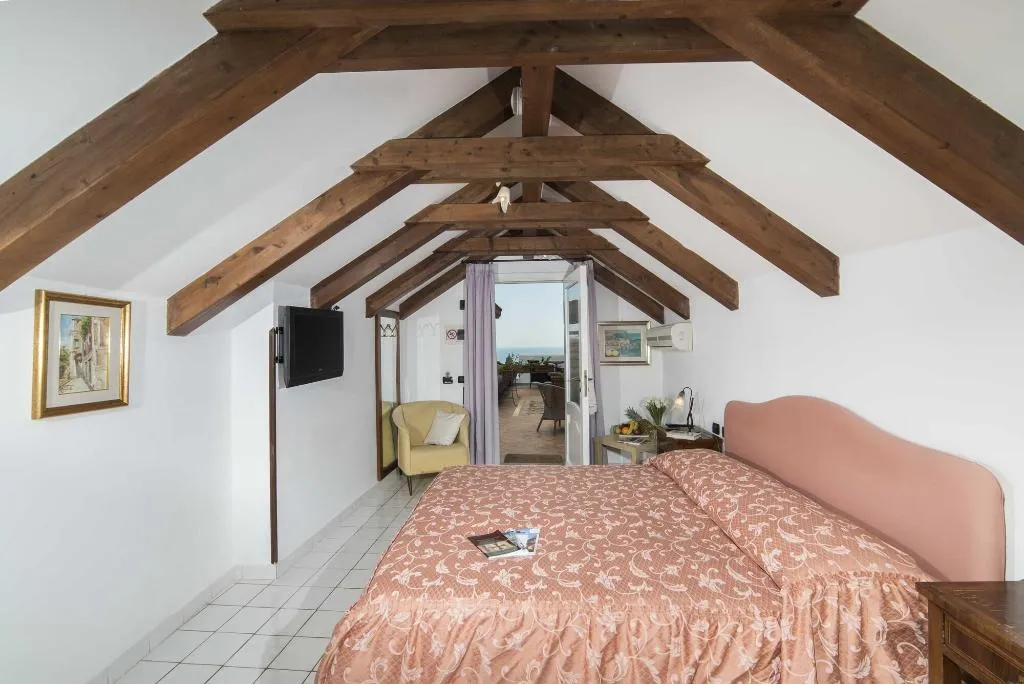 JUNIOR SUITE STANDARD Room, Hotel Villa Annalara, Naples