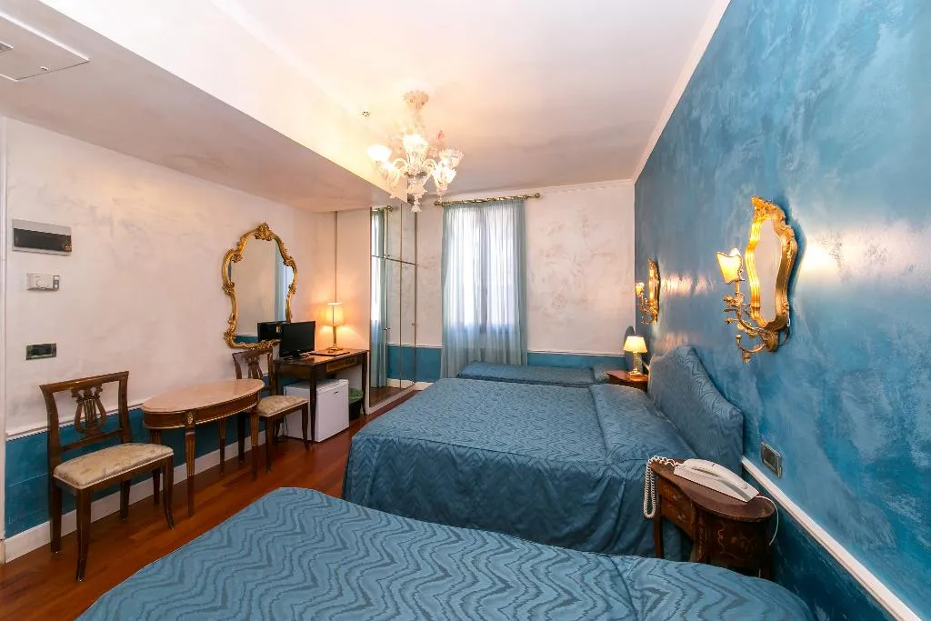 QUADRUPLE STANDARD Room, Pantalon, Venice