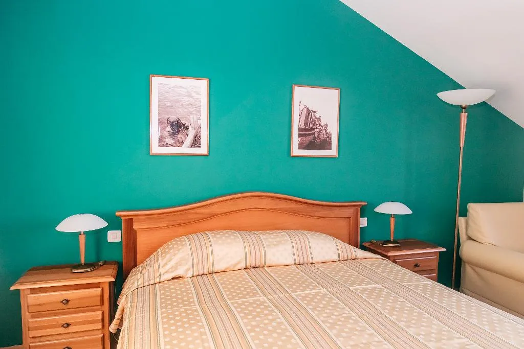 DOUBLE STANDARD Room, Spongiola, Split