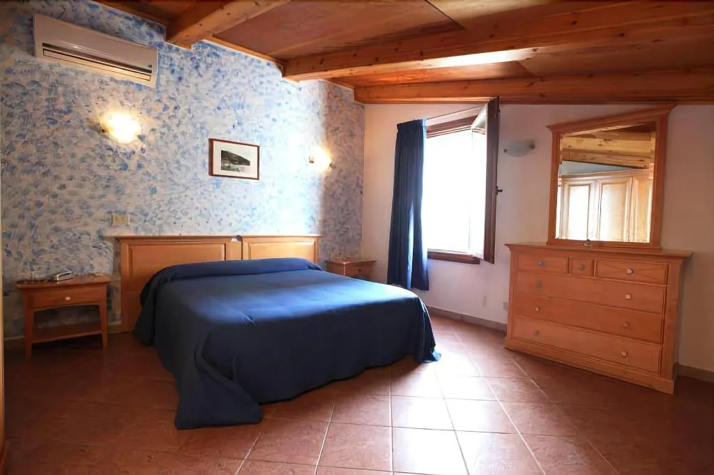 Room, L'Approdo, Naples