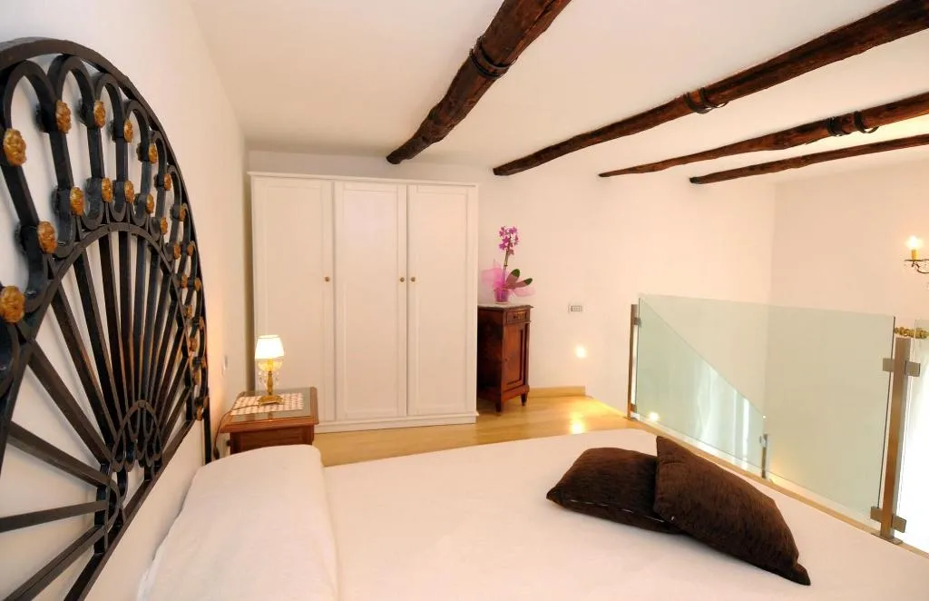 Room, Residenza Luce, Naples
