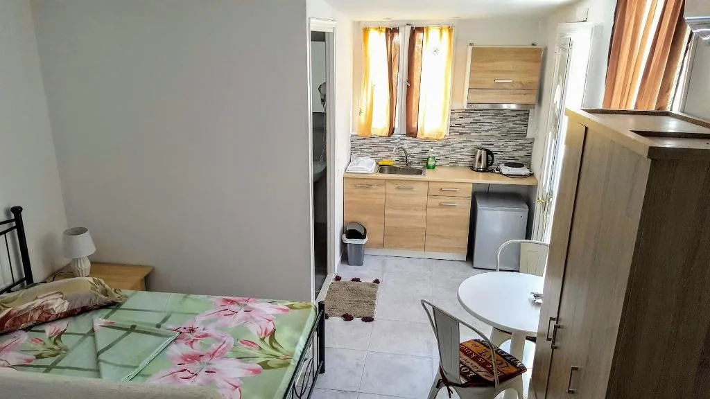 Room, Pleasure Beachside Studios, Santorini