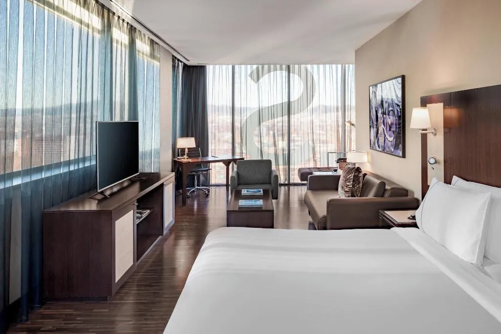 SUITE KING SIZE BED Room, Leonardo Royal Hotel Barcelona Forum, Barcelona