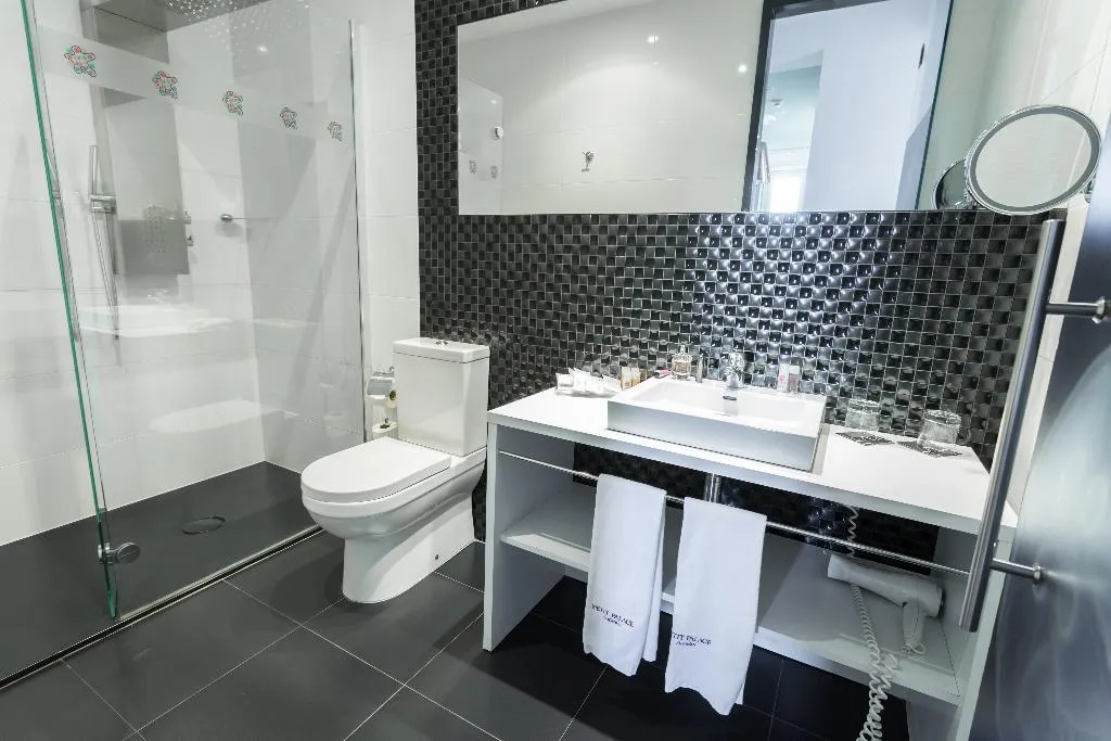 TRIPLE STANDARD Room, Petit Palace Lealtad Plaza, Madrid
