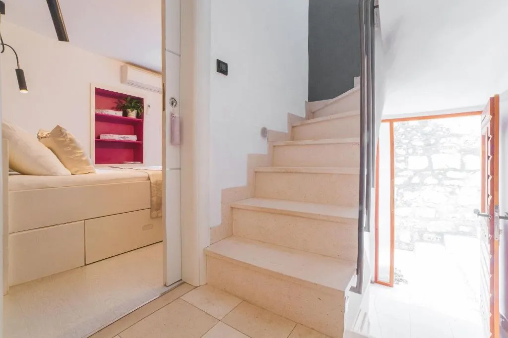 Room, House Karkovich, Split