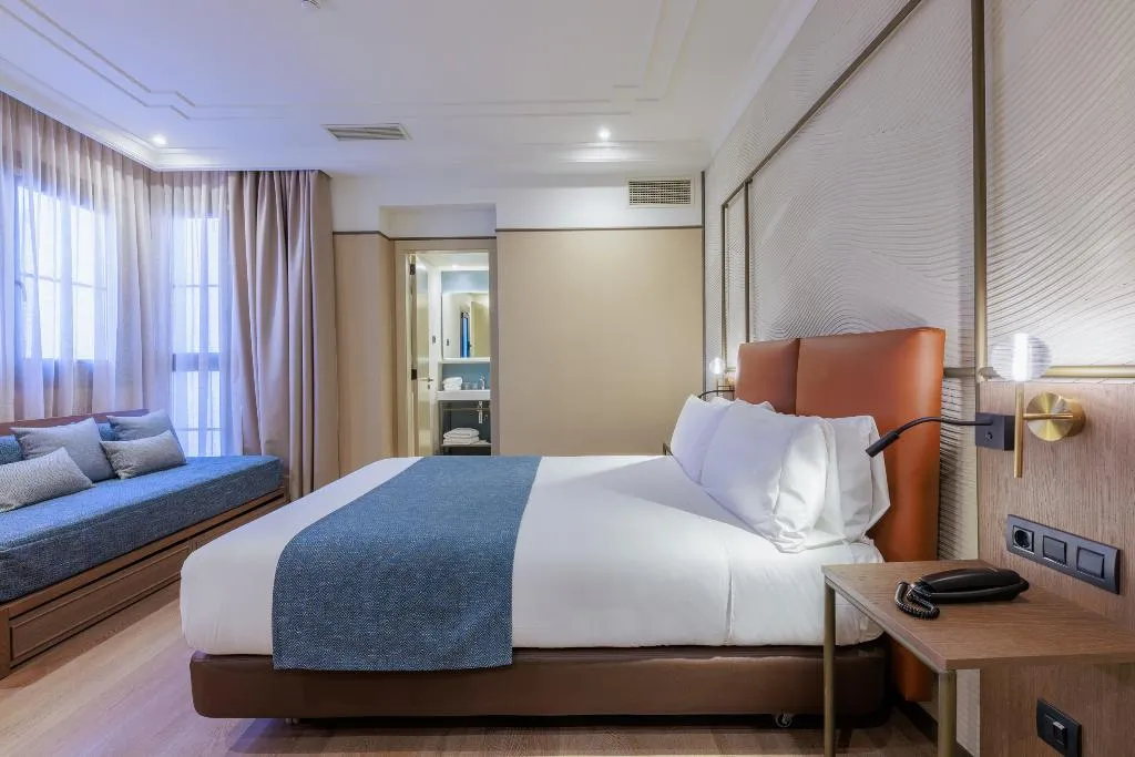 TRIPLE INNER Room, Hotel Medinaceli 4*S, Barcelona